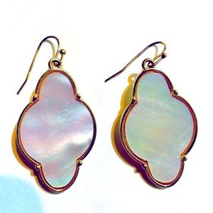 Mother-of-pearl dangle earrings, pretty in white & gold! Cool, classic, elegant